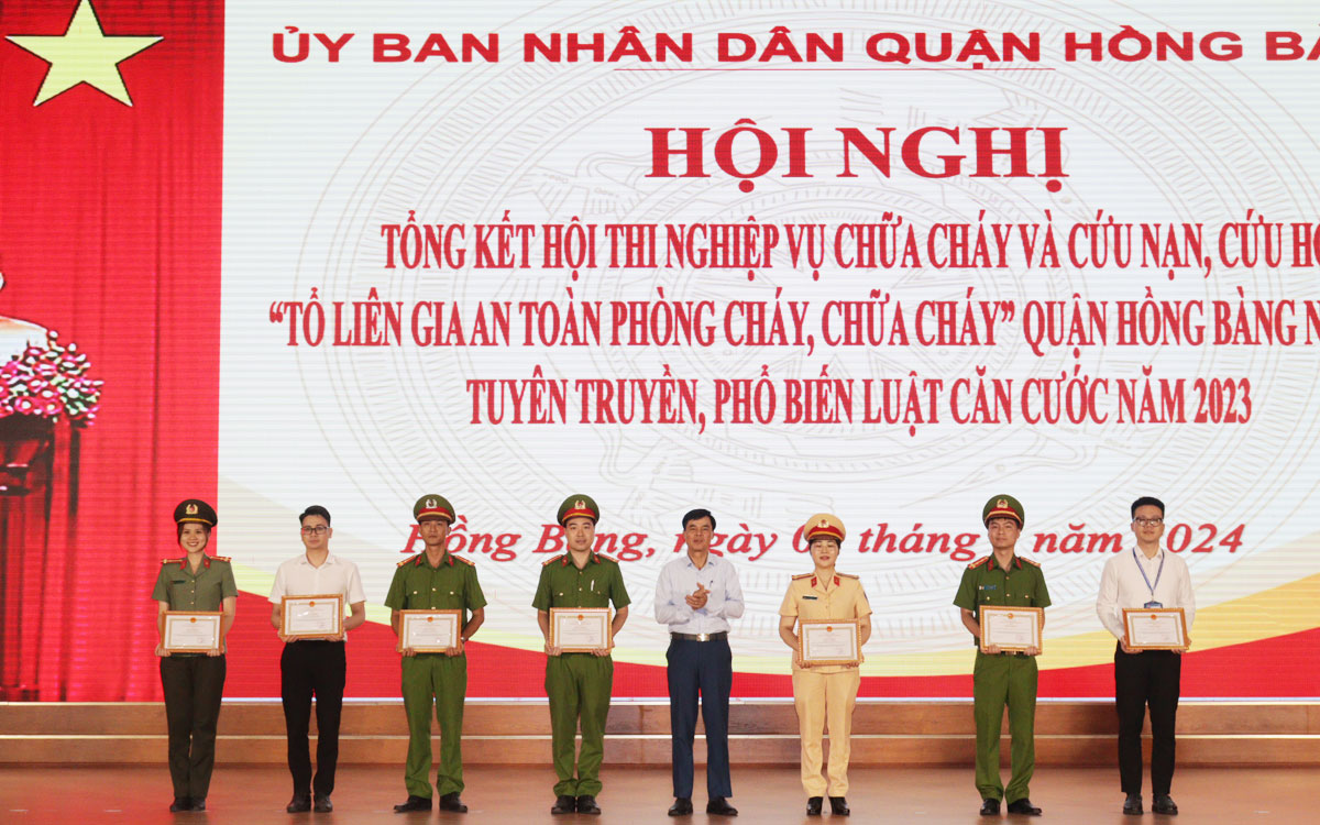Quận Hồng Bàng: Tổng kết Hội thi nghiệp vụ chữa cháy và cứu nạn, cứu hộ “Tổ liên gia an toàn phòng cháy, chữa cháy” năm 2024; tuyên truyền, phổ biến Luật Căn cước năm 2023